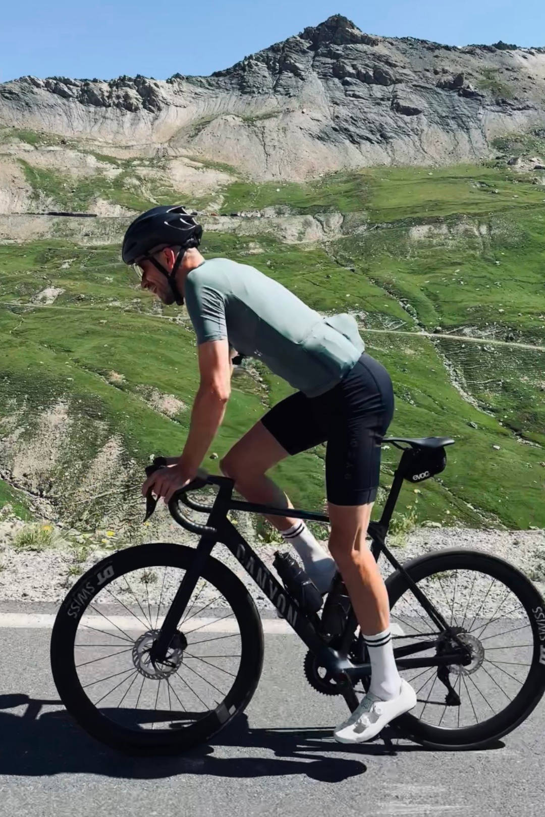 Professionelles Ausdauertraining (Laufen & Velofahren) Fahrradfahrer auf Strasse für ein professionelles Ausdauertraining (Laufen & Velofahren)
